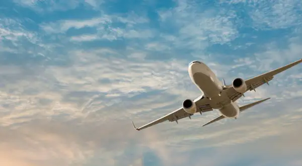 Flugzeug im Himmel, ein Symbol für die 60 sichersten Fluggesellschaften.