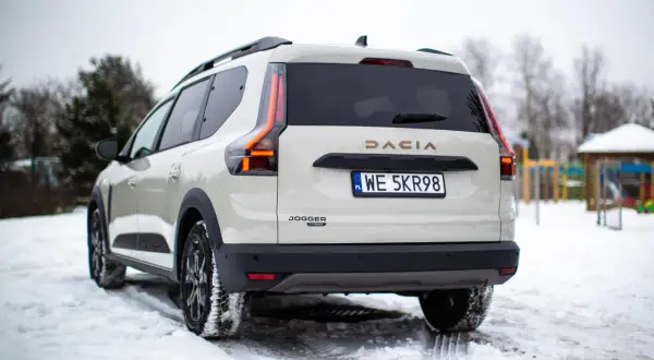 Biała Dacia Jogger Hybrid na śniegu. Sprawdź atrakcyjną dacia jogger cena i wybierz swój wymarzony samochód.
