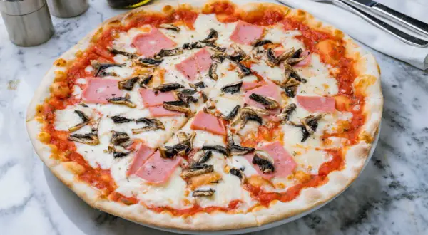 Pizza Reine maison : la recette facile pour un succès garanti !