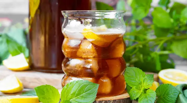 Erfrischender Eistee mit Zitrone und Minze, perfekt für ein Sommer-Bachwasser-Rezept.