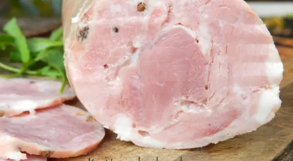 Kiełbasa krakowska parzona, domowa, nie wędzona, z widocznymi ziarnami pieprzu. Idealna na kanapki.