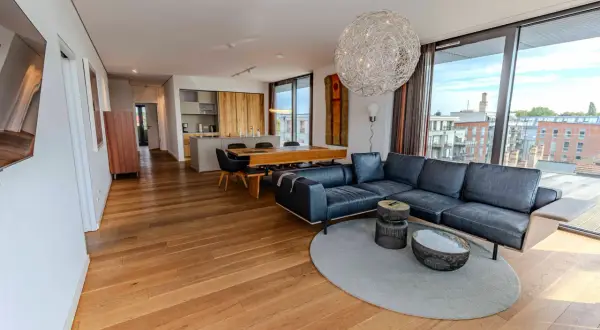 Moderne Wohnung mit großem Ledersofa, Essbereich und offener Küche. Perfekt für Immobilien verkaufen Fotos.