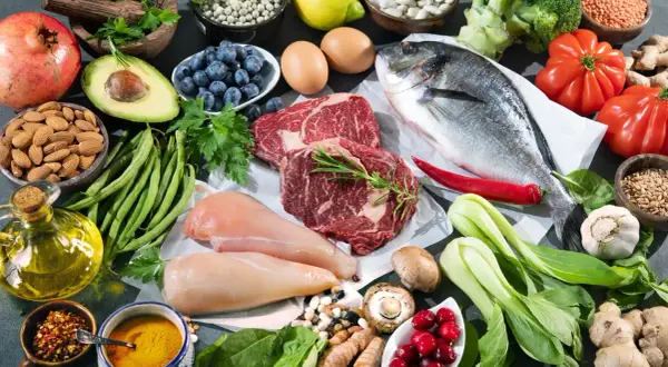 Składniki na low carb dietę: ryba, mięso, kurczak, awokado, jagody, orzechy, warzywa, oliwa.