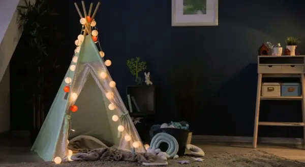 Urocze tipi dla psa, ozdobione lampkami, tworzy przytulne miejsce do odpoczynku. Idealne, gdy zastanawiasz się, jak zrobić tipi dla psa.