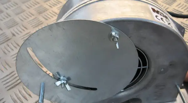Metalowy wentylator nadmuchowy do pieca węglowego z regulowaną klapką.