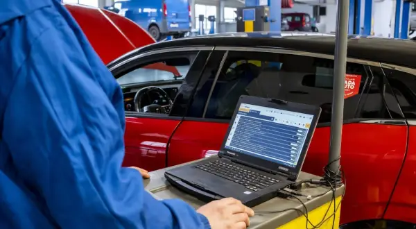 Ile wytrzymuje bateria w samochodzie elektrycznym? Poznaj prawdę o jej trwałości