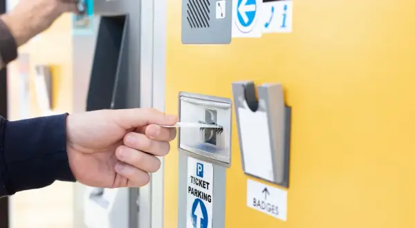 Ile kosztuje parking na lotnisku w Charleroi? Ceny, porady i opcje.