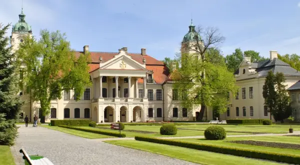 Pałac w Janowie Podlaskim, perła lubelskich miast, otoczony zielenią i zadbanym ogrodem.