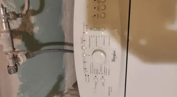 Pralka Whirlpool z błędem F06, świeci się kontrolka "Drzwi otwarte".