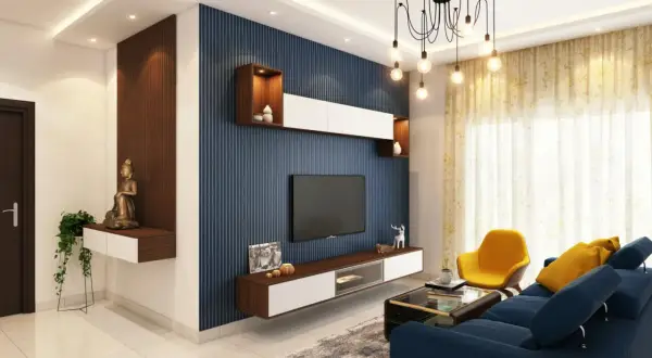 Nowoczesny salon z niebieskimi, pionowymi pasami na ścianie, które optycznie powiększają pokój. Wygodna, granatowa kanapa i żółty fotel zapraszają do relaksu.