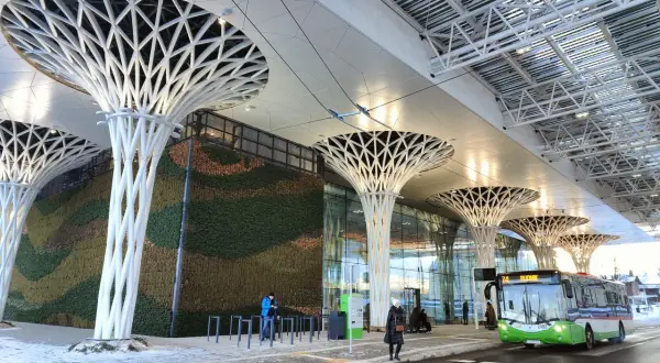 Nowoczesny dworzec metropolitalny Lublin, z zieloną ścianą i futurystycznymi kolumnami, czeka na otwarcie.