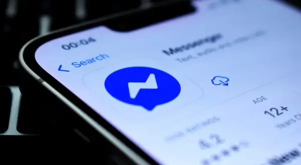Ekran telefonu z aplikacją Messenger. Szukasz informacji, jak usunąć konto na Messengerze bez Facebooka?