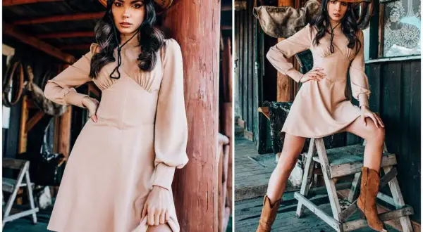 Kobieta w kapeluszu kowbojskim i beżowej sukience prezentuje stylizacje w stylu country. Uzupełnieniem są brązowe kozaki.