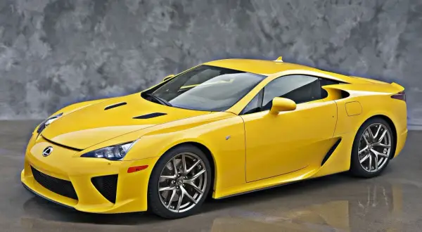 Żółty Lexus LFA, ikona motoryzacji. Jego cena jest wysoka, ale wrażenia z jazdy bezcenne.