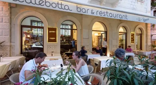 Trogir: Gdzie zjeść? Najlepsze restauracje i lokalne smaki!