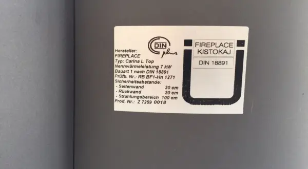 Typenschild eines FIREPLACE Kaminofens, Modell Carina L Top, mit DIN 18891 Zertifizierung und Sicherheitsabständen.