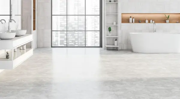 Salle de bain moderne avec baignoire îlot, double vasque et étagères. Le sol de la salle de bain est en béton ciré clair, apportant une touche contemporaine.