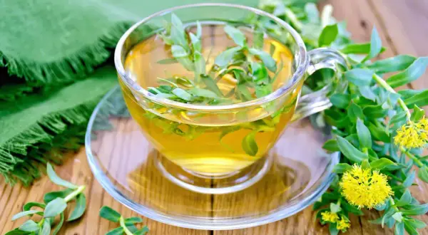 Rhodiola-Tee, ein goldenes Elixier, das Frauen in den Wechseljahren Kraft schenkt.