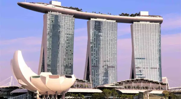 Marina Bay Sands w Singapurze, z basenem na dachu i futurystycznym budynkiem przypominającym kwiat. Ciekawe singapur ciekawostki.