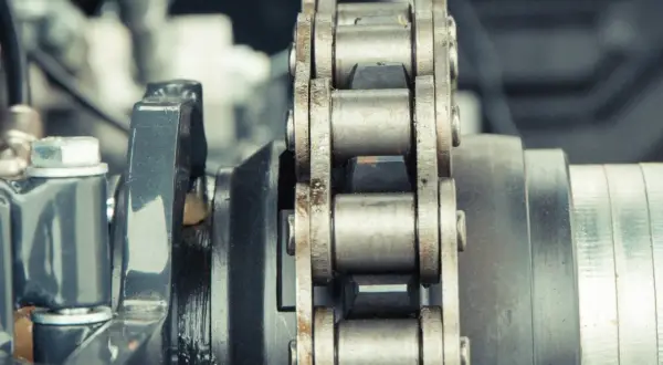 Zbliżenie na mechanizm z łańcuchem i zębatkami, element składowy sprzęgła zębate.