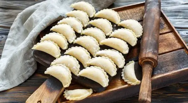 Przepis na dobre ciasto na pierogi ruskie, które zawsze się udaje