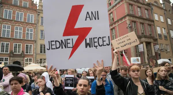 Protest kobiet w Polsce. Transparent "Ani jednej więcej" i hasło "Lekarze, czemu się nie buntujecie?" świadczą o walce o prawa do aborcji.