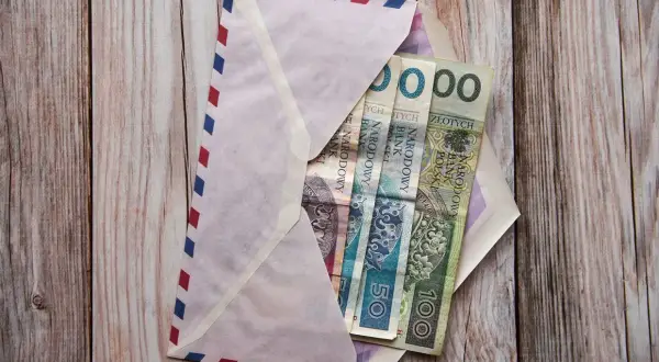 Komunia 2026: Ile chrzestny daje? Kwoty i prezenty bez faux pas.