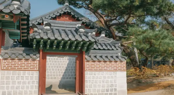 Tradycyjna brama pałacowa w Korei Południowej, idealne miejsce na wycieczkę do Korei Południowej.