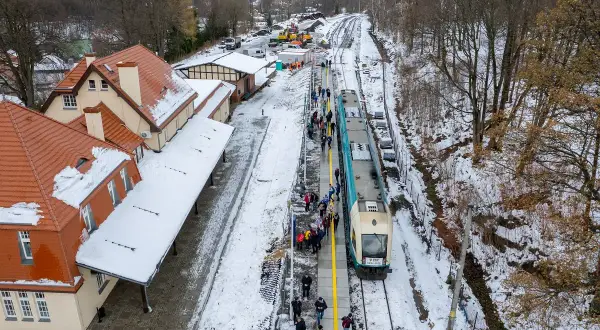 Zimowa stacja PKP w Świeradowie-Zdroju. Pociąg czeka na pasażerów. Jak dojechać PKP? Tu znajdziesz odpowiedź.