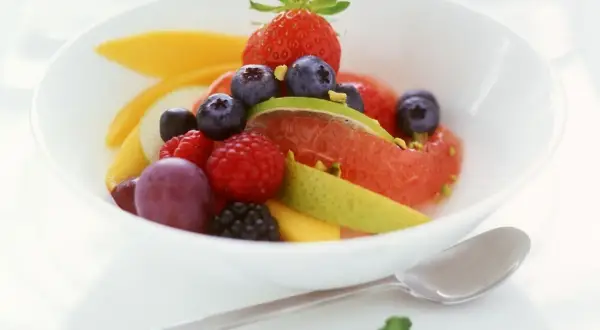 Ein bunter Obstsalat mit Erdbeeren, Blaubeeren und Grapefruit – ein leichtes und erfrischendes obstsalat rezept.