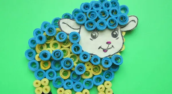 Oveja de quilling azul y amarilla, ideal para juegos manualidades 10 años. ¡Un proyecto divertido y creativo!