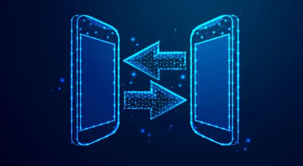 Dwa telefony Motorola połączone strzałkami symbolizującymi transfer danych. Dowiedz się, jak przenieść dane z Motoroli na Motorolę.