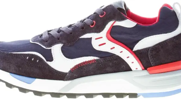 Sneakers uomo in camoscio blu navy e tessuto tecnico, con dettagli bianchi e rossi. Perfette per un look casual e sportivo.