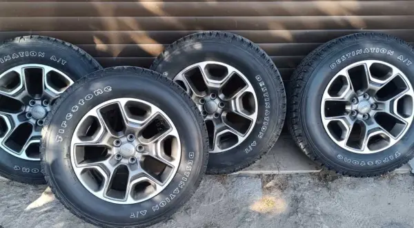 Cztery koła do Jeep Cherokee Trailhawk z felgami i oponami Firestone Destination A/T.