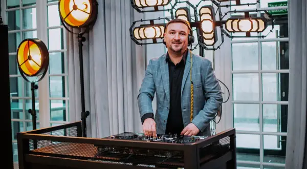 Kto płaci ZAiKS za DJ-a? Wyjaśniamy odpowiedzialność prawną