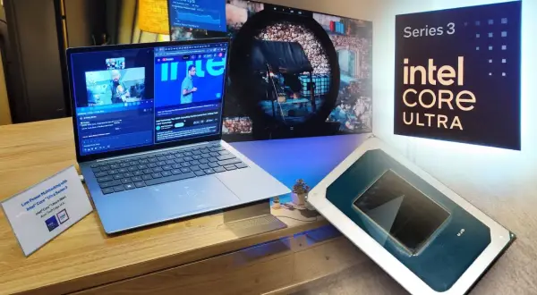 Laptop z najnowszym procesorem Intel Core Ultra, prezentujący grę i materiały wideo. Obok procesor i logo serii.