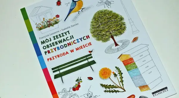 Okładka zeszytu "Mój zeszyt obserwacji przyrodniczych. Przyroda w mieście" z ilustracjami ptaka, drzewa, ławki, owadów i narzędzi.