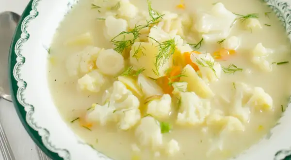 Zupa kalafiorowa jak u babci: Odtwórz smak dzieciństwa!