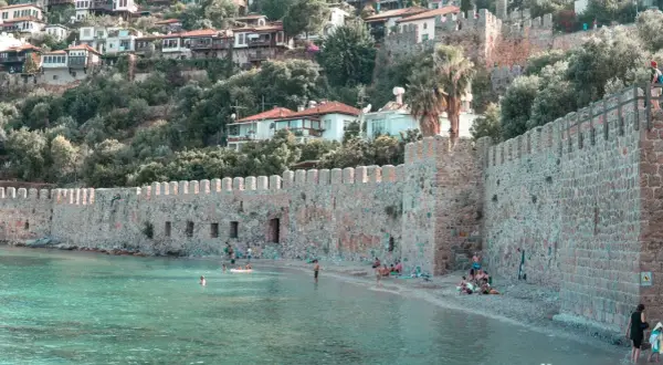 Czy Alanya jest bezpieczna? Poznaj ryzyka i porady eksperta