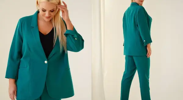 Elegancki, zielony garnitur damski na wesele dla puszystych. Model z marynarką i spodniami, idealny na specjalne okazje.