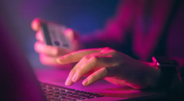 Jak dzisiejsze serwisy online dostosowują mechanikę tradycyjnych loterii