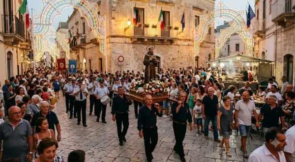 Processione religiosa con statua fiorita, musica e luminarie, un esempio di tradizioni popolari italiane per regione.