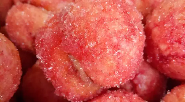 Dolcissimi e sofficissime pesche ricoperte di zucchero, un vero piacere per il palato.