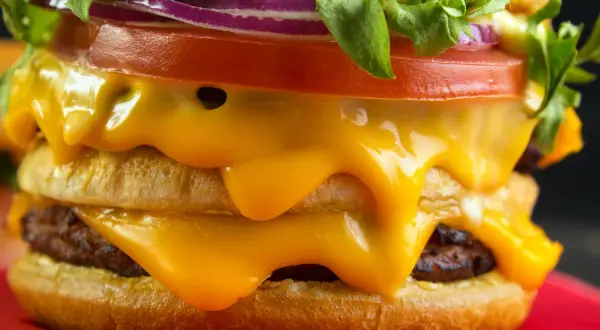 Pyszny burger z rozpływającym się serem cheddar, idealny jaki ser do burgera. Soczyste mięso, świeże warzywa i złocisty ser.
