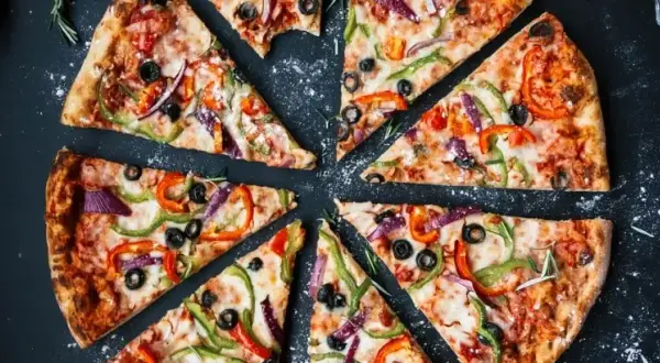 Jak piec pizzę w piekarniku z termoobiegiem, by uniknąć przypalenia
