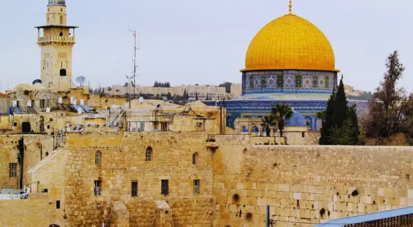 Vista de Jerusalén con la Cúpula de la Roca y un minarete. Un recordatorio de la compleja historia y la guerra de Palestina.