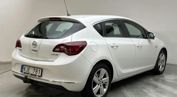 Vit Opel Astra, en begagnad bil som är redo för ett nytt äventyr. Perfekt för familjen eller pendlingen.