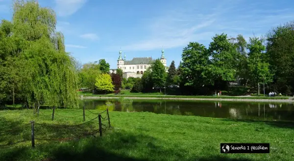 Piękny dzień w Kielcach. Pałac Biskupów Krakowskich nad stawem, otoczony zielenią. Idealne miejsce na spacer.