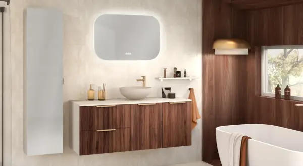 Salle de bain moderne avec meuble vasque en bois, miroir lumineux et baignoire.
