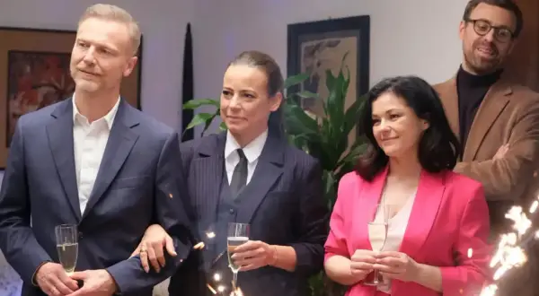 M jak miłość obsada świętuje z szampanem i zimnymi ogniami.